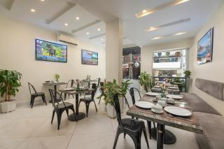 Queen Cafe Hostel - 4
