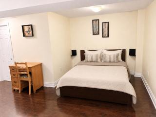 Spacious Affordable Private Suite & Ensuite Bath & Free Parking Near Toronto Pearson Airport - 7