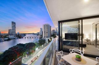 Circle on Cavill - Your Vacay Stay - 9