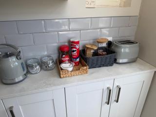 Entire 3-Bedroom Home Near Luton Airport Driveway WiFi - 1