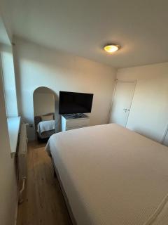 Luxury Apartment with Balcony, King Bed Free Parking 10 Min to Copenhagen Centre - 3