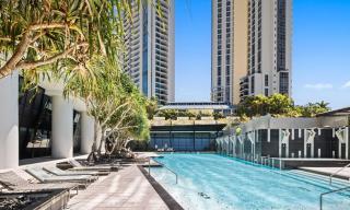 Circle on Cavill - Your Vacay Stay - 3