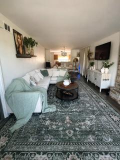 Cozy Farmhouse Home Near Chicago Pets Welcome - 0