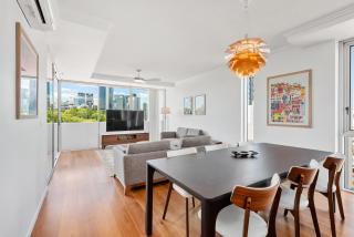 CBD Apartment Next To Parkland! Amazing Views! - 9