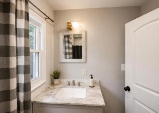 Private King Room w Ensuite Bath in South Bend - 4