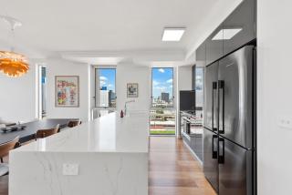 CBD Apartment Next To Parkland! Amazing Views! - 3