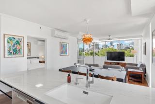 CBD Apartment Next To Parkland! Amazing Views! - 4