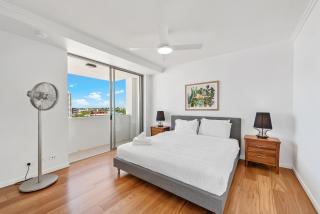 CBD Apartment Next To Parkland! Amazing Views! - 2