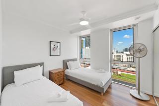 CBD Apartment Next To Parkland! Amazing Views! - 1