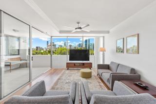 CBD Apartment Next To Parkland! Amazing Views! - 0