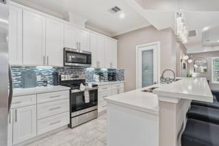 Sleeps 14 GameRoom + Sports + Grill Near NRG - 2