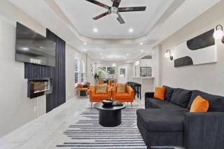 Sleeps 14 GameRoom + Sports + Grill Near NRG - 9