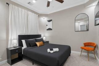 Sleeps 14 GameRoom + Sports + Grill Near NRG - 3