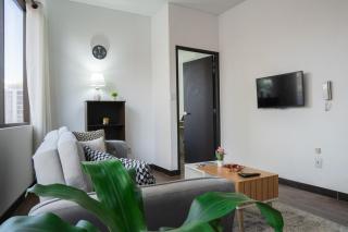Stylish Modern Apt in LP City - 9
