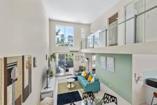 Two-Level 3BR Apt with Rooftop Balcony & 2 Car Parks - 1