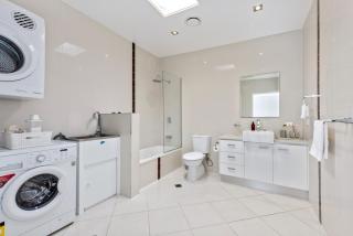 Two-Level 3BR Apt with Rooftop Balcony & 2 Car Parks - 3