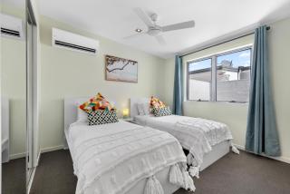 Two-Level 3BR Apt with Rooftop Balcony & 2 Car Parks - 4