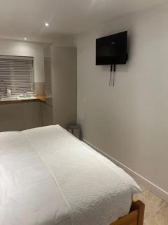 Modern Cosy Private Studio with Free Parking - 6