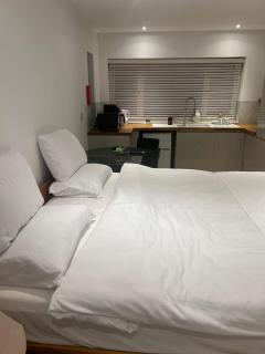 Modern Cosy Private Studio with Free Parking - 5