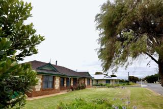 'Fairway Views' Town central holiday home Robe with view of golf course - 7