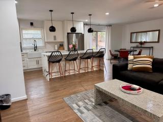 Casa Lavista Decatur 3BR Home Fenced Yard Pet Friendly - 3