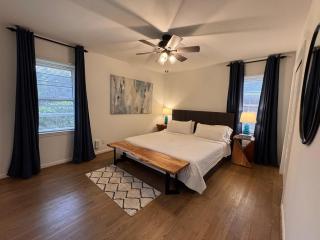 Casa Lavista Decatur 3BR Home Fenced Yard Pet Friendly - 1