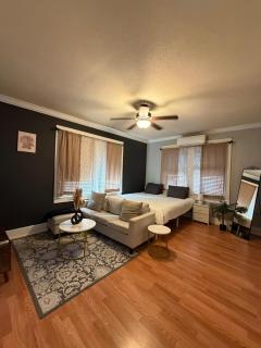 Cute Downtown Stay near Toyota Center & Midtown - 9