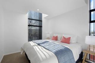 Modern Merivale Gem Flexible Beds & Parking - 3