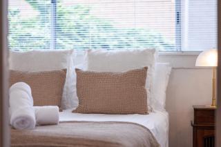 The Art Deco Darling - Espresso & Velvet on Bulwer - 5