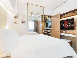 Stylish 1 Bedroom with Balcony & Hotel Quality Bed - 3
