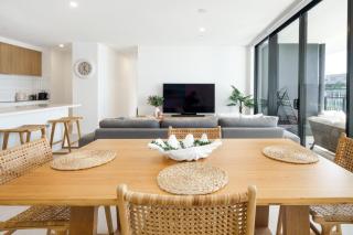 3BR Apt with Sea View, Pool & 2 Car Parks - Sleeps 8 - 9