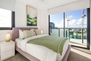 Modern 3BR Apt with Sea Views, Pool & 2 Car Park! - 3