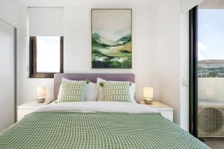 Modern 3BR Apt with Sea Views, Pool & 2 Car Park! - 2