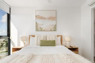 Modern 3BR Apt with Sea Views, Pool & 2 Car Park! - 4