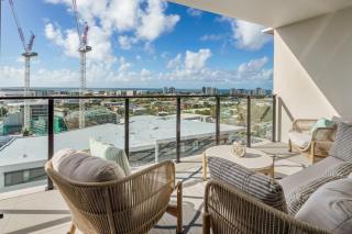 Modern 3BR Apt with Sea Views, Pool & 2 Car Park! - 8