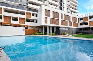 Modern 3BR Apt with Sea Views, Pool & 2 Car Park! - 6