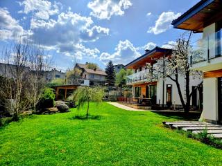 Ma-Bebe Summer PlayHouse - Jacuzzi, Sauna, Playground, Lake and Woods --- 1 or 2 Families Welcomed --- NB-Events and outside guests are not allowed - 8