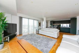 Modern Waterfront Escape in Central Liverpool - 8