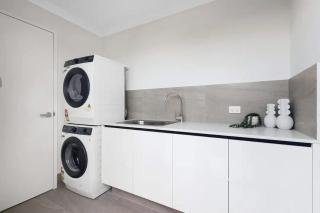 Hillarys Urban Haus 4BR Near Beach and Marina - 1