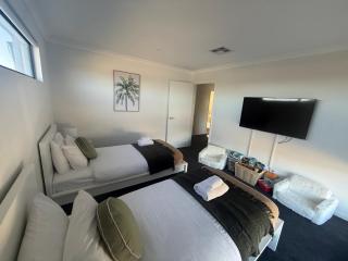 Hillarys Urban Haus 4BR Near Beach and Marina - 4
