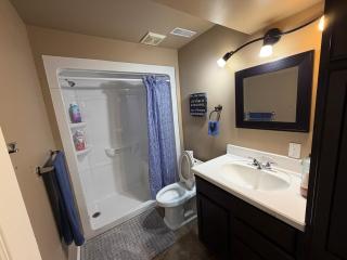 Cozy 2-Bedroom Basement Suite in East Windsor - 6