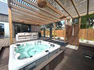Popular Getaway - Luxury Villa with Pool - 0