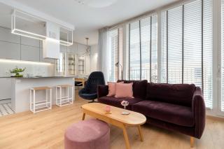 Stylish Apartment with a Balcony in Downtown by Noclegi Renters - 0
