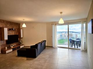 Bright & Spacious 3BR Great Location - 5