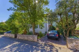 Spacious apartment in Stari Grad, 80 m², serene garden - 9