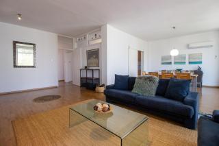 Central Classic 3BR Apt by Makariou Avenue - 1