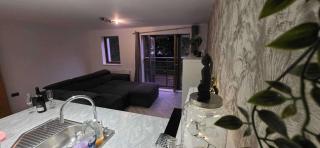 Pet Friendly 2-Bed Apt Sleeps 3 with Parking - 1