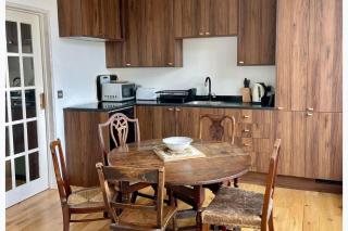 3 Bedroom Apartment Sleeps 6 with Free Parking - 8
