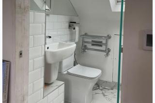 3 Bedroom Apartment Sleeps 6 with Free Parking - 2