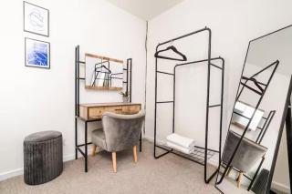 Modern 3BR Home , Family & Contractor Friendly , Parking & Wi-Fi - 7